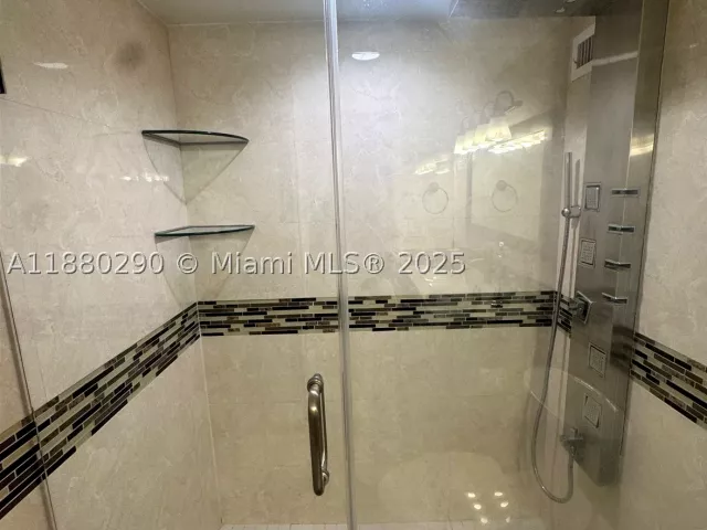 3-bedroom condo for rent in Miami Beach - 5161 Collins Ave 514 - MondialRealty