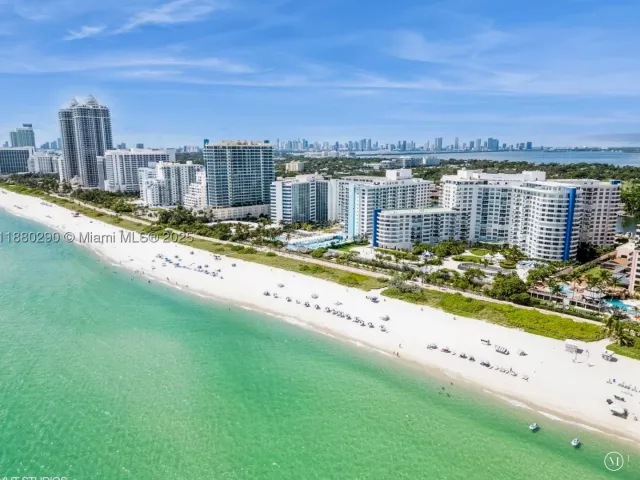 3-bedroom condo for rent in Miami Beach - 5161 Collins Ave 514 - MondialRealty