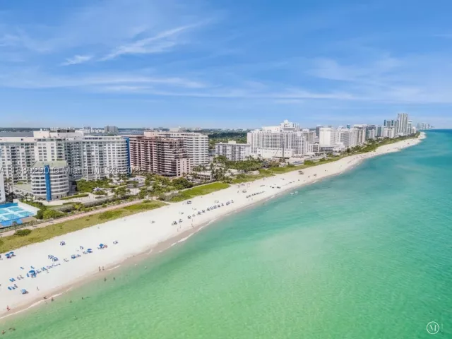 3-bedroom condo for rent in Miami Beach - 5161 Collins Ave 514 - MondialRealty