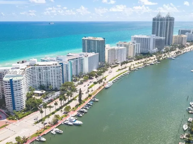 3-bedroom condo for rent in Miami Beach - 5161 Collins Ave 514 - MondialRealty