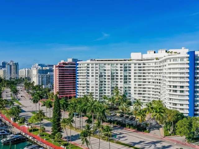 3-bedroom condo for rent in Miami Beach - 5161 Collins Ave 514 - MondialRealty
