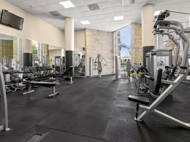 3-bedroom condo for rent in Miami Beach - 5161 Collins Ave 514 - MondialRealty