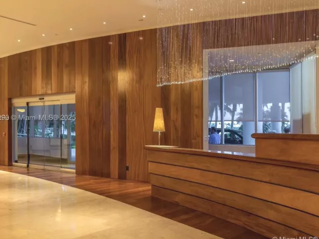 3-bedroom condo for rent in Miami Beach - 5161 Collins Ave 514 - MondialRealty