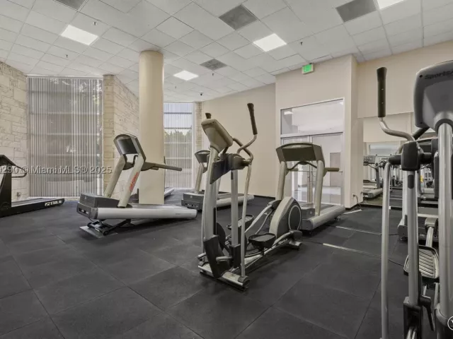3-bedroom condo for rent in Miami Beach - 5161 Collins Ave 514 - MondialRealty
