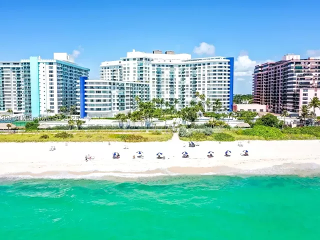 3-bedroom condo for rent in Miami Beach - 5161 Collins Ave 514 - MondialRealty