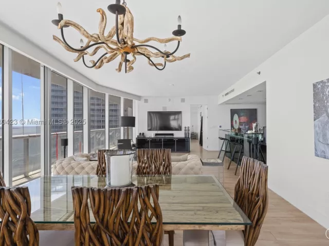 3-bedroom condo for sale in Miami - 465 Brickell Ave 4901 - MondialRealty