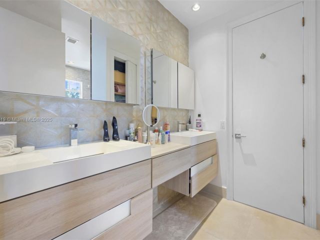 Home for rent at 19460 39th Ct 19460 - photo 6551374