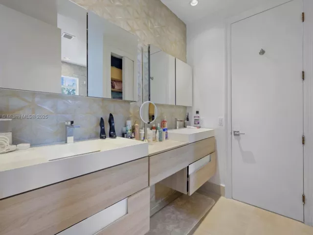 5-bedroom home for rent in Sunny Isles Beach - 19460 39th Ct 19460 - MondialRealty