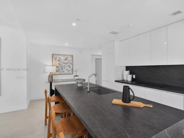 4-bedroom condo for sale in Miami - 700 NE 24th 3801 - MondialRealty