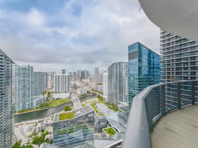 3-bedroom condo for sale in Miami - 45 SW 9th ST 4108 - MondialRealty