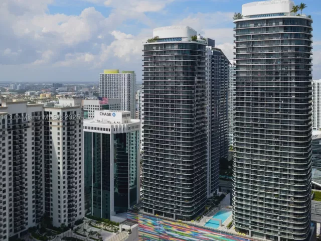 3-bedroom condo for sale in Miami - 45 SW 9th ST 4108 - MondialRealty