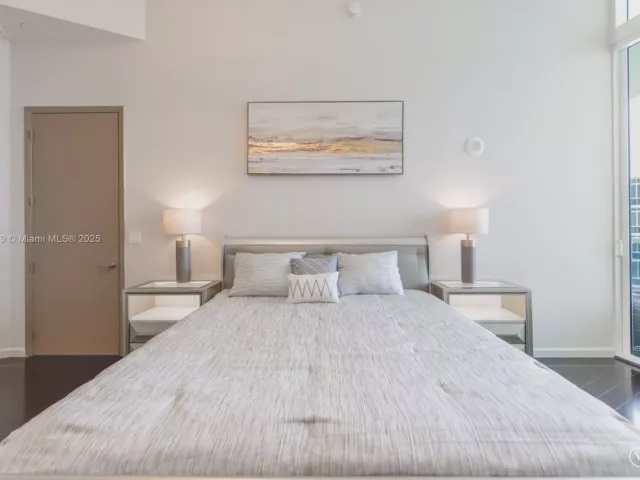 2-bedroom condo for rent in Sunny Isles Beach - 15901 Collins Ave 4203 - MondialRealty