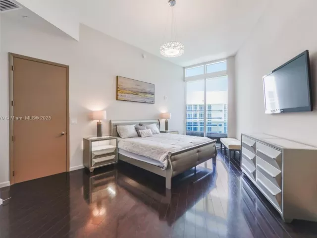 2-bedroom condo for rent in Sunny Isles Beach - 15901 Collins Ave 4203 - MondialRealty