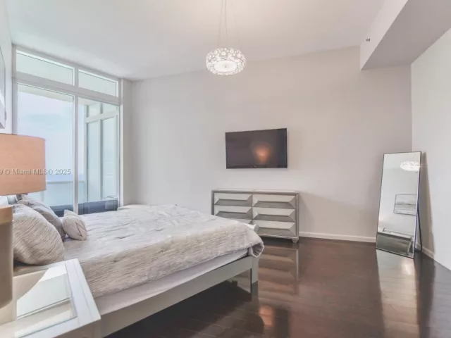 2-bedroom condo for rent in Sunny Isles Beach - 15901 Collins Ave 4203 - MondialRealty