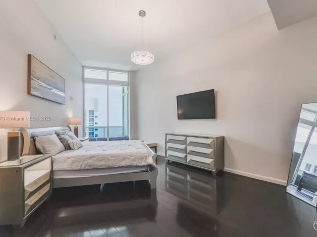 2-bedroom condo for rent in Sunny Isles Beach - 15901 Collins Ave 4203 - MondialRealty