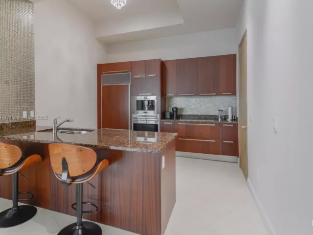 2-bedroom condo for rent in Sunny Isles Beach - 15901 Collins Ave 4203 - MondialRealty