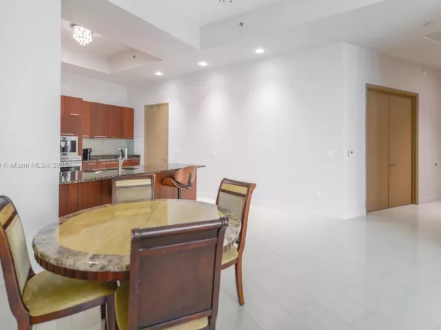 2-bedroom condo for rent in Sunny Isles Beach - 15901 Collins Ave 4203 - MondialRealty