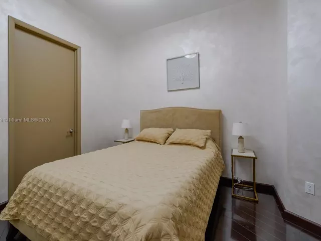 2-bedroom condo for rent in Sunny Isles Beach - 15901 Collins Ave 4203 - MondialRealty