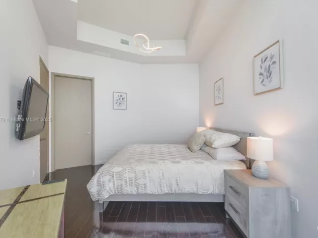 2-bedroom condo for rent in Sunny Isles Beach - 15901 Collins Ave 4203 - MondialRealty