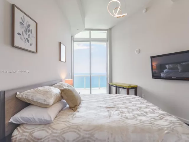 2-bedroom condo for rent in Sunny Isles Beach - 15901 Collins Ave 4203 - MondialRealty