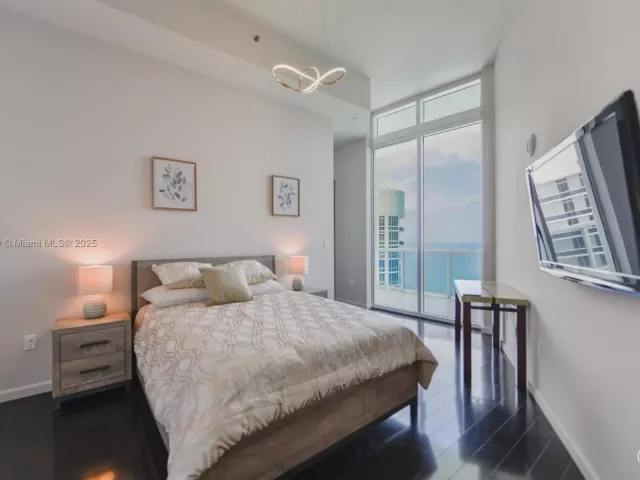 2-bedroom condo for rent in Sunny Isles Beach - 15901 Collins Ave 4203 - MondialRealty