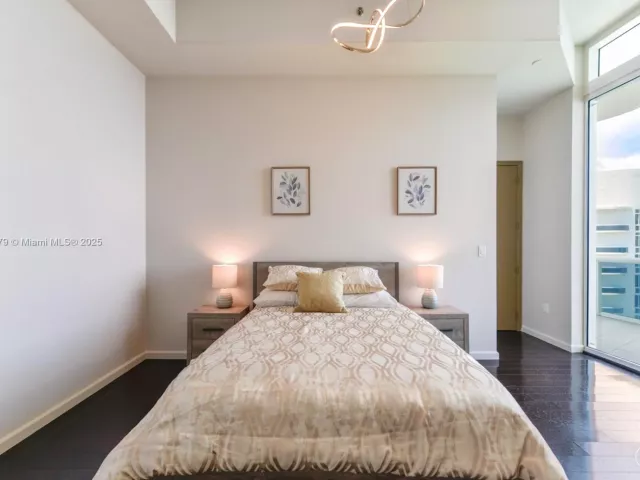 2-bedroom condo for rent in Sunny Isles Beach - 15901 Collins Ave 4203 - MondialRealty