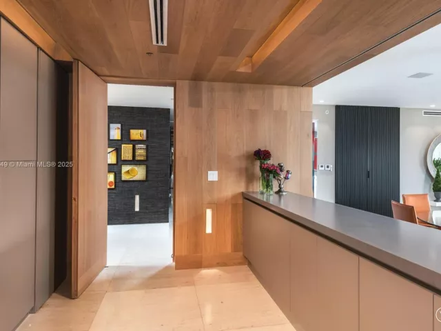 4-bedroom condo for rent in Miami Beach - 2514 Fisher Island Dr 6104 - MondialRealty