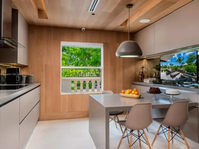 4-bedroom condo for rent in Miami Beach - 2514 Fisher Island Dr 6104 - MondialRealty