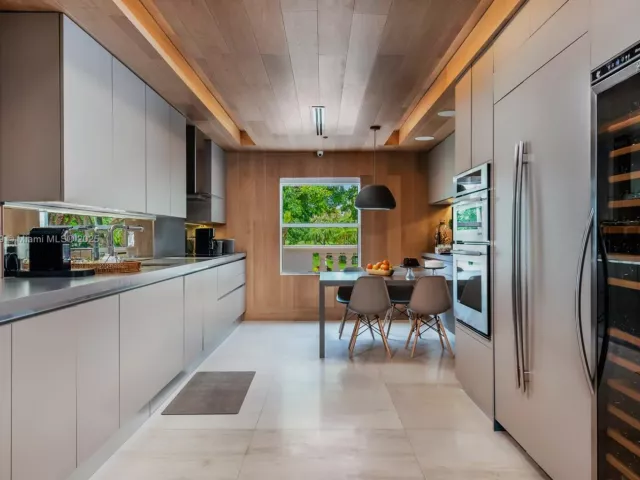 4-bedroom condo for rent in Miami Beach - 2514 Fisher Island Dr 6104 - MondialRealty