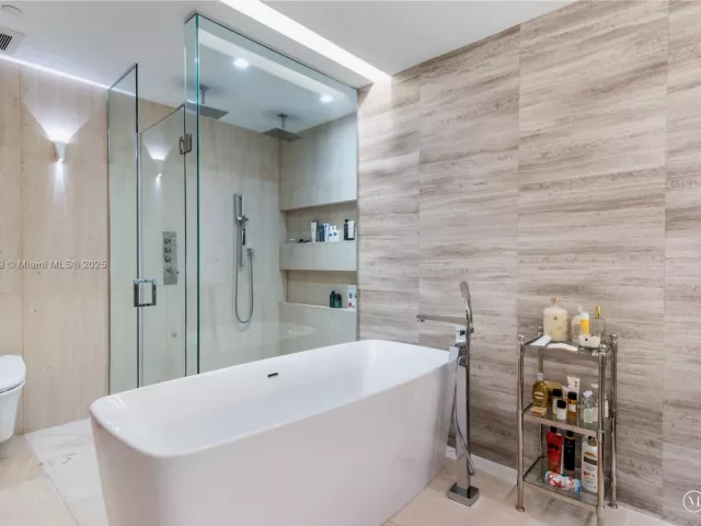 4-bedroom condo for rent in Miami Beach - 2514 Fisher Island Dr 6104 - MondialRealty