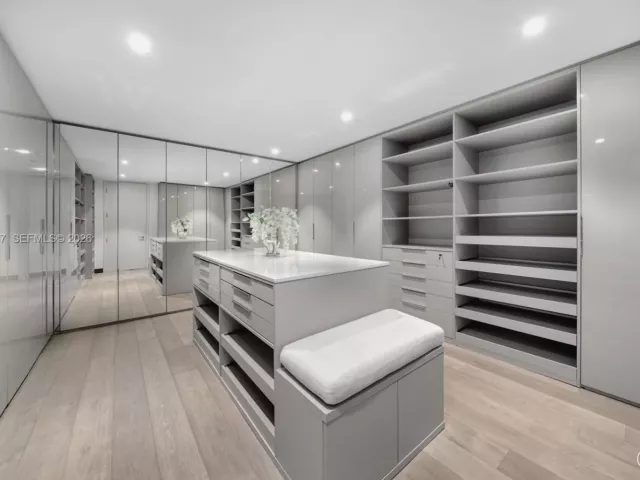 4-bedroom condo for sale in Surfside - 9349 Collins Ave 406 - MondialRealty