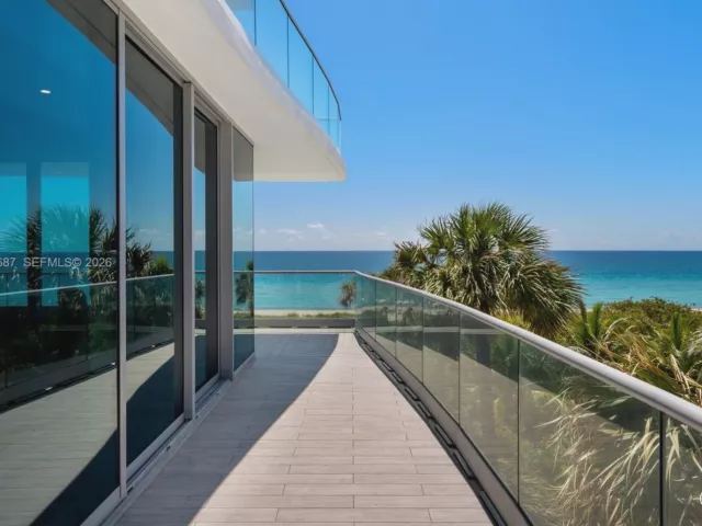 4-bedroom condo for sale in Surfside - 9349 Collins Ave 406 - MondialRealty