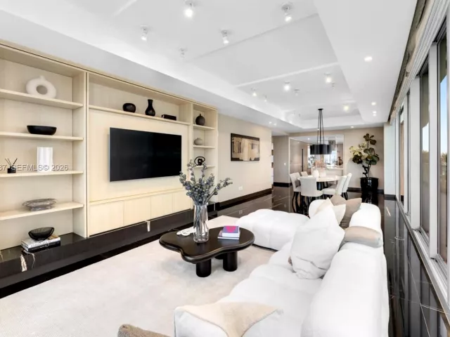 4-bedroom condo for sale in Surfside - 9349 Collins Ave 406 - MondialRealty