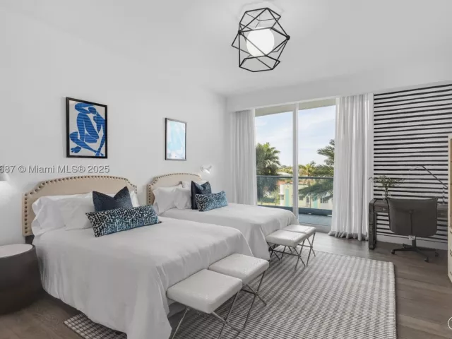 4-bedroom condo for sale in Surfside - 9349 Collins Ave 406 - MondialRealty