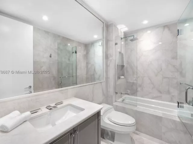 4-bedroom condo for sale in Surfside - 9349 Collins Ave 406 - MondialRealty