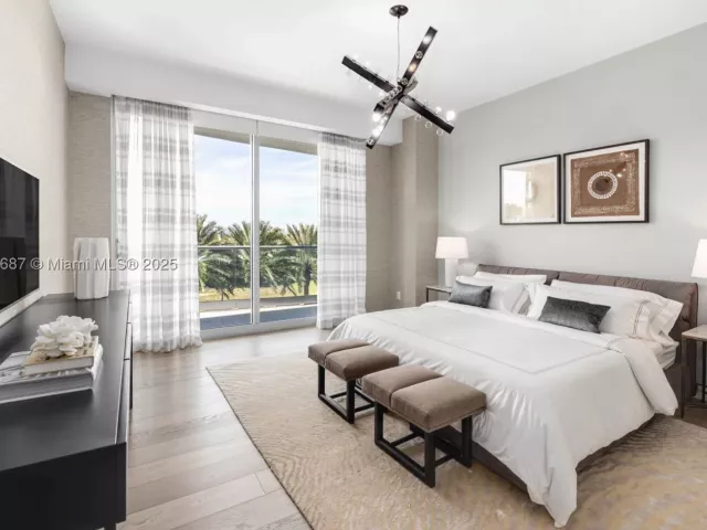 4-bedroom condo for sale in Surfside - 9349 Collins Ave 406 - MondialRealty