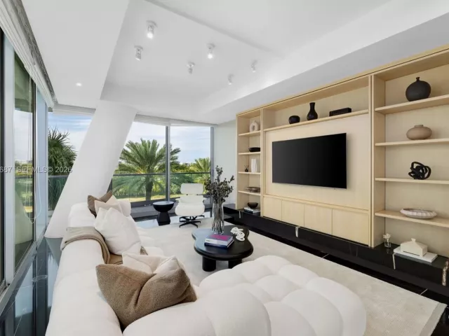 4-bedroom condo for sale in Surfside - 9349 Collins Ave 406 - MondialRealty