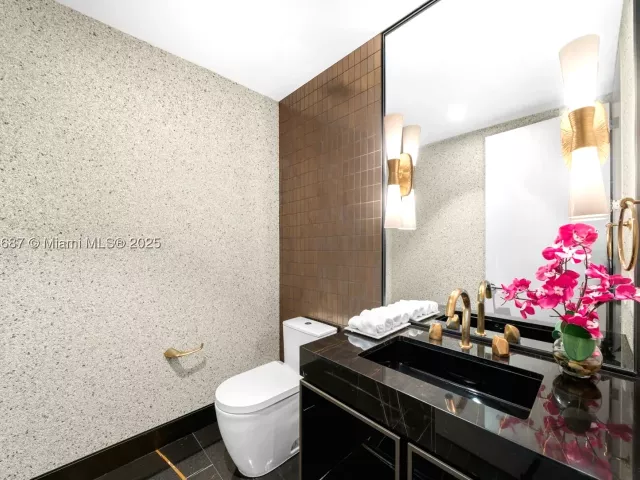 4-bedroom condo for sale in Surfside - 9349 Collins Ave 406 - MondialRealty