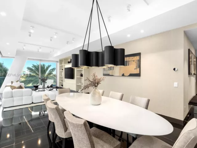 4-bedroom condo for sale in Surfside - 9349 Collins Ave 406 - MondialRealty