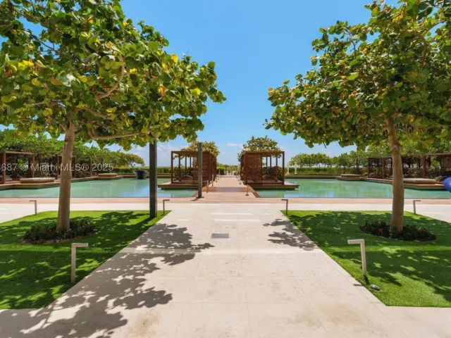 4-bedroom condo for sale in Surfside - 9349 Collins Ave 406 - MondialRealty