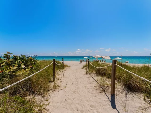 4-bedroom condo for sale in Surfside - 9349 Collins Ave 406 - MondialRealty