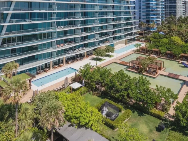 4-bedroom condo for sale in Surfside - 9349 Collins Ave 406 - MondialRealty