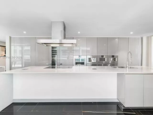 4-bedroom condo for sale in Surfside - 9349 Collins Ave 406 - MondialRealty