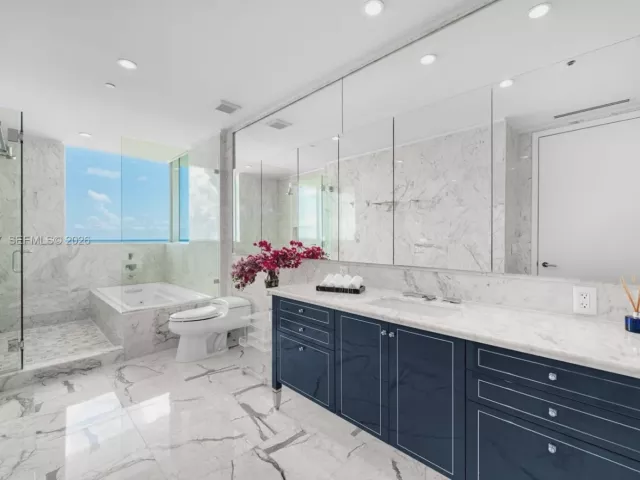 4-bedroom condo for sale in Surfside - 9349 Collins Ave 406 - MondialRealty