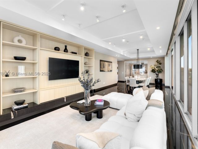 4-bedroom condo for sale in Surfside - 9349 Collins Ave 406 - MondialRealty