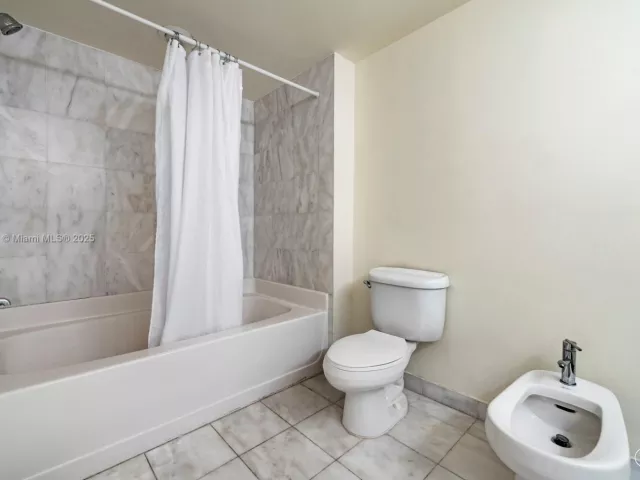 2-bedroom condo for sale in Miami - 601 NE 36th St 803 - MondialRealty