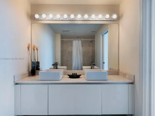 2-bedroom condo for sale in Miami - 601 NE 36th St 803 - MondialRealty