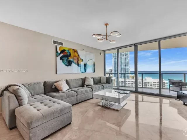 3-bedroom condo for sale in Hollywood - 3101 S Ocean Dr 2307 - MondialRealty