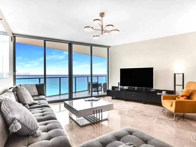 3-bedroom condo for sale in Hollywood - 3101 S Ocean Dr 2307 - MondialRealty