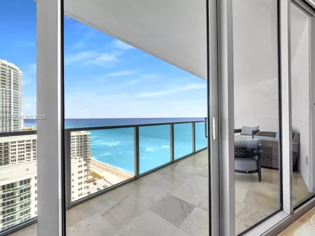 3-bedroom condo for sale in Hollywood - 3101 S Ocean Dr 2307 - MondialRealty